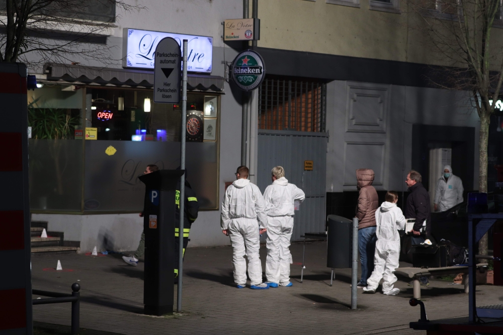 Police and Forensic police investigate the scene of a shooting in Hanau, western Germany, on February 20, 2020. AFP / Yann Schreiber
