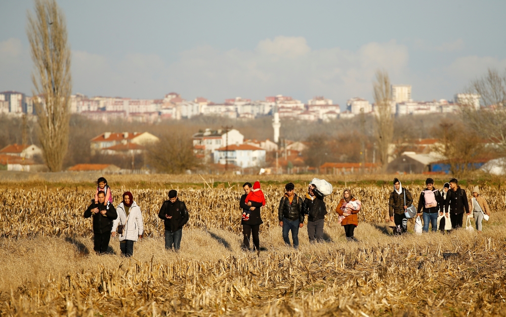 Migrants walk to the Turkey's Pazarkule border crossing with Greece's Kastanies, in Pazarkule, Turkey, February 28, 2020. Reuters/Huseyin Aldemir