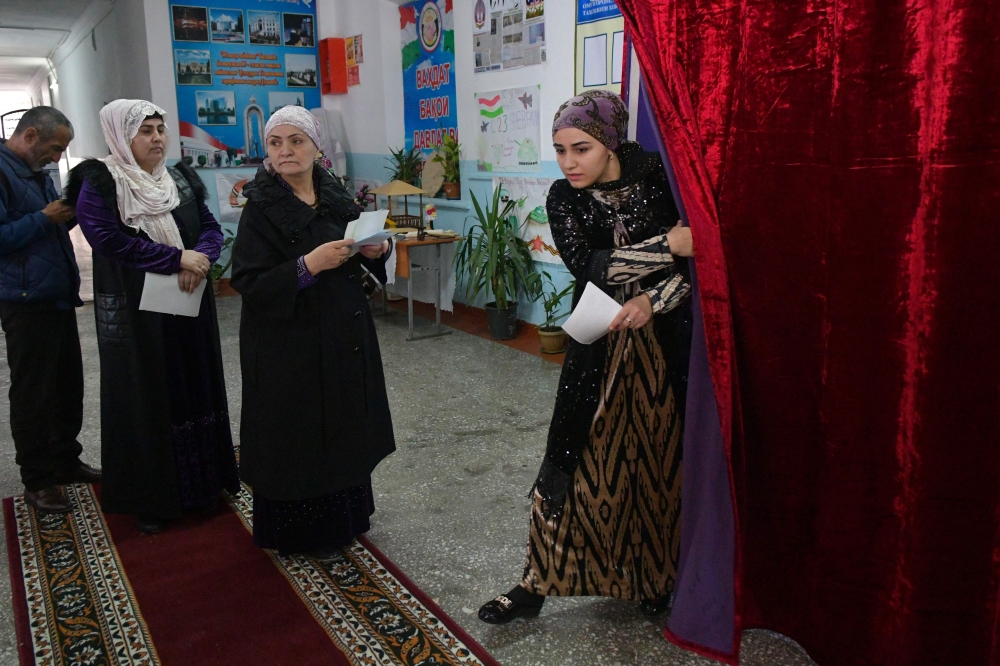 A woman leaves a voting booth to cast her ballot for Tajikistan's parliamentary election at a polling station in Dushanbe on March 1, 2020. AFP / Nozim Kalandarov
 
 
