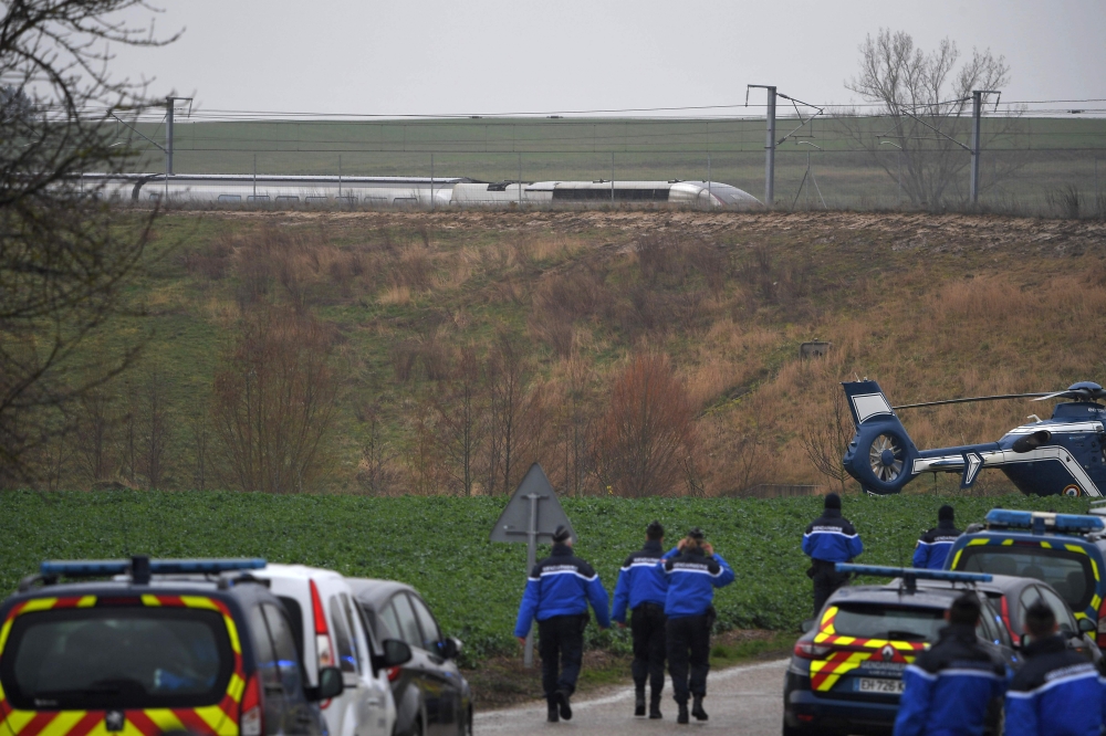 Gendarmes arrive near the site where a high-speed TGV train locomotive derailed close to Inhenheim early on March 5, 2020 while travelling from the eastern city of Strasbourg to Paris./ AFP / Patrick HERTZOG
