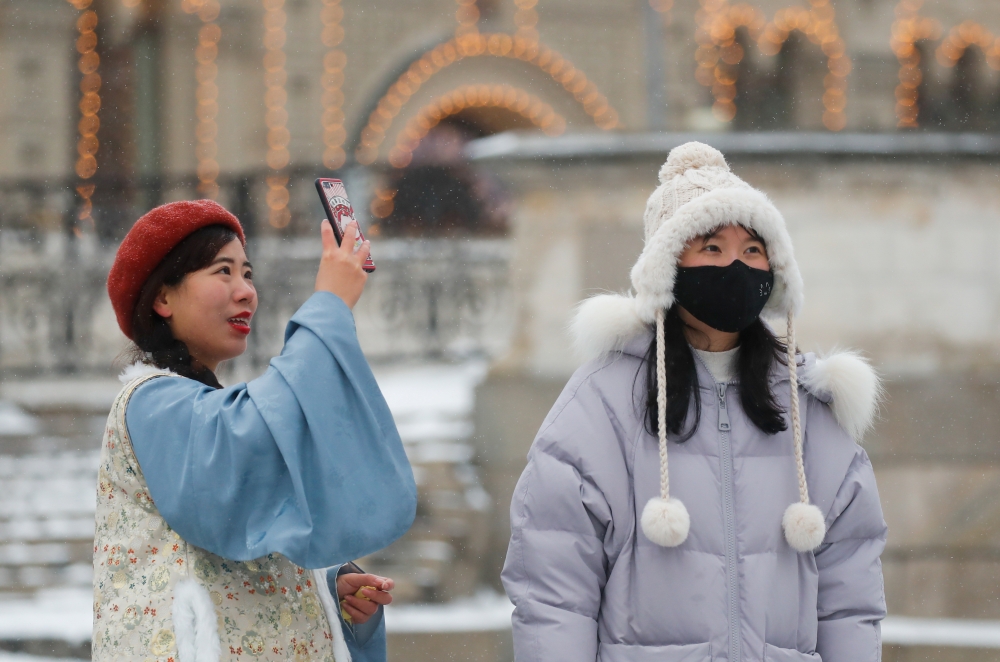 Chinese young women are pictured wearing mask in the Red Square in Moscow, Russia January 28, 2020. Reuters/Maxim Shemetov