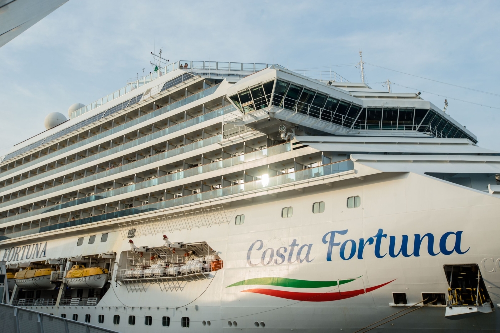 The cruise ship Costa fortuna is seen docked in Singapore on March 10, 2020, after the vessel was turned away from ports in Malaysia and Thailand amid fears of the COVID-19 novel coronavirus. / AFP / Louis KWOK
