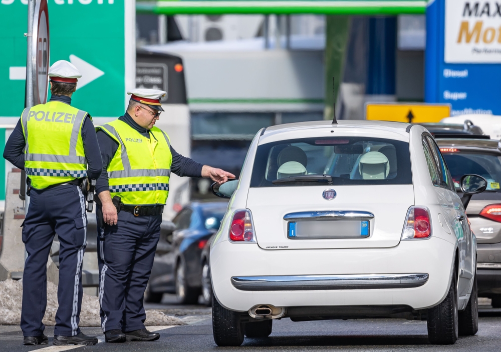 Policemen control a car at the border crossing Brenner in Austria, on March 11, 2020. AFP /  Johann GRODER