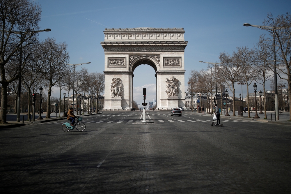 A view shows the deserted Arc de Triomphe as lockdown is imposed to slow the spreading of the coronavirus disease (COVID-19) in Paris, France, March 18, 2020. REUTERS/Benoit Tessier