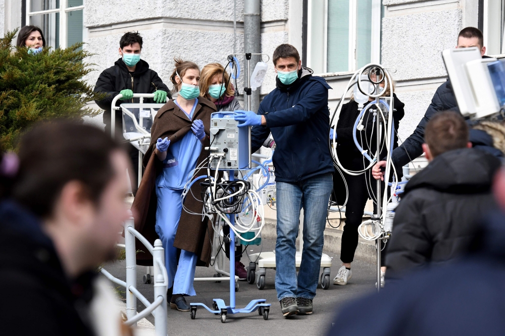 Medical staff and volunteers evacuate a maternity hospital in Zagreb, on March 22, 2020, after an earthquake hit the country at 06:00 am (0500 GMT).  AFP / Denis Lovrovic
 