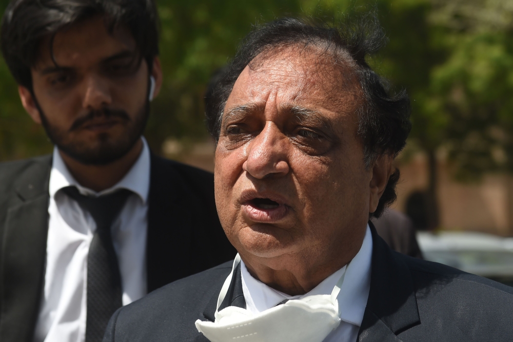 Khawja Naveed, defence lawyer of Omar Sheikh, who was convicted to death sentence over the killing of US journalist Daniel Pearl, speaks to media representatives after a court verdict in Karachi on April 2, 2020. AFP / Asif Hassan 
