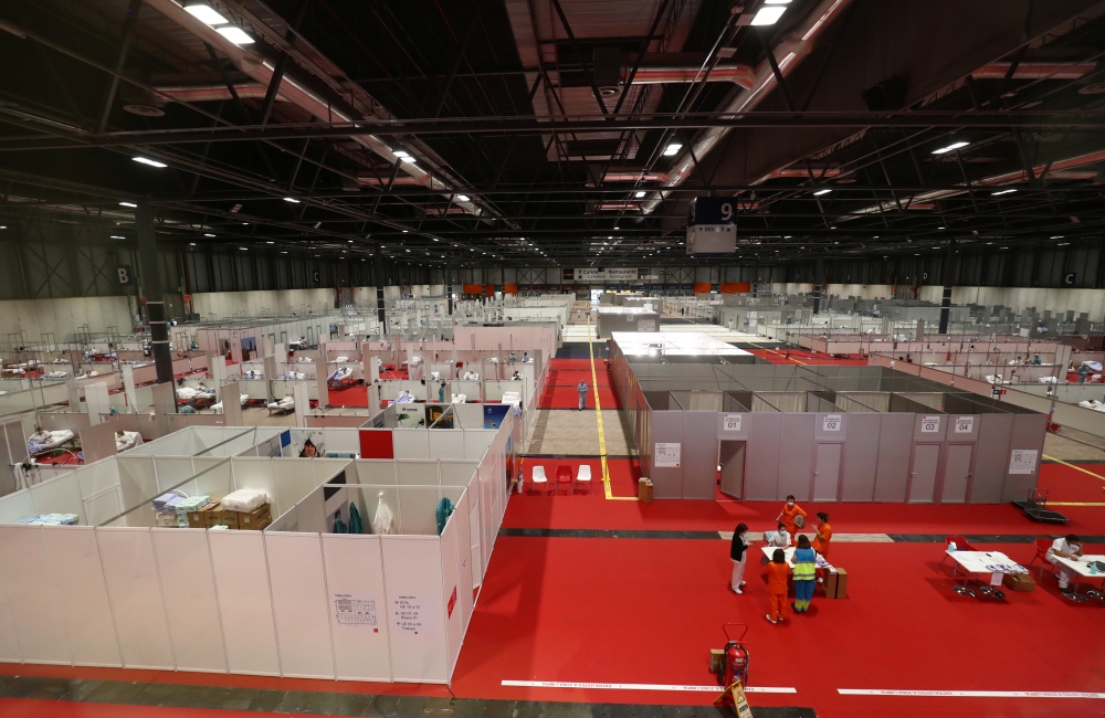 General view of a temporary hospital inside IFEMA conference centre, amid the coronavirus disease (COVID-19) outbreak, in Madrid, Spain, April 2, 2020. REUTERS/Sergio Perez
