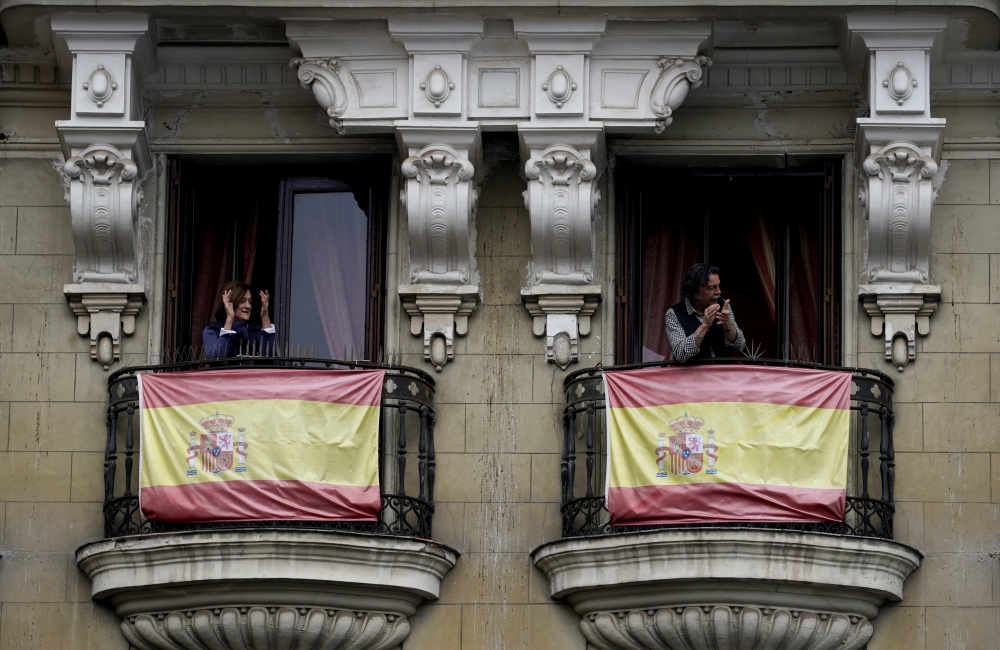 People confined in their homes applaud from their balconies in support of healthcare workers during the lockdown amid the coronavirus disease (COVID-19) outbreak in Madrid, Spain, April 4, 2020. REUTERS/Juan Medina
