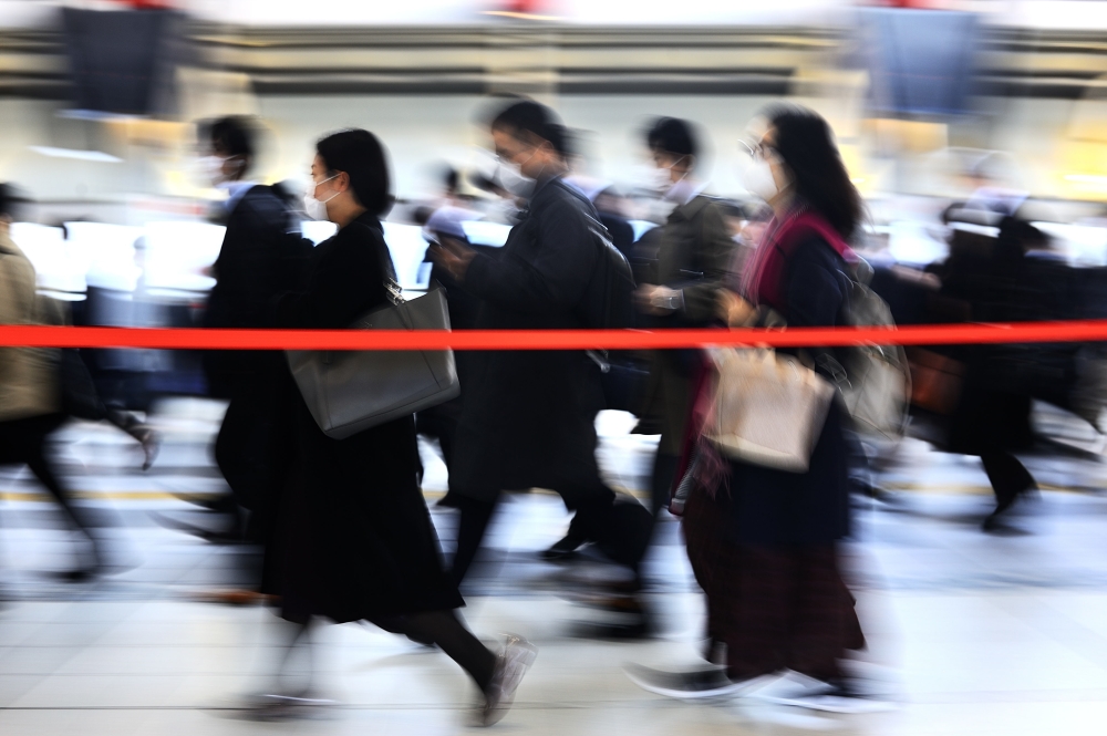 Tokyo, JAPAN - APRIL 2 : People wearing face masks are seen during the rush hours amid restrictions against the spread of coronavirus (COVID-19) pandemic in Tokyo, Japan on April 02, 2020.  ( David Mareuil - Anadolu Agency )
