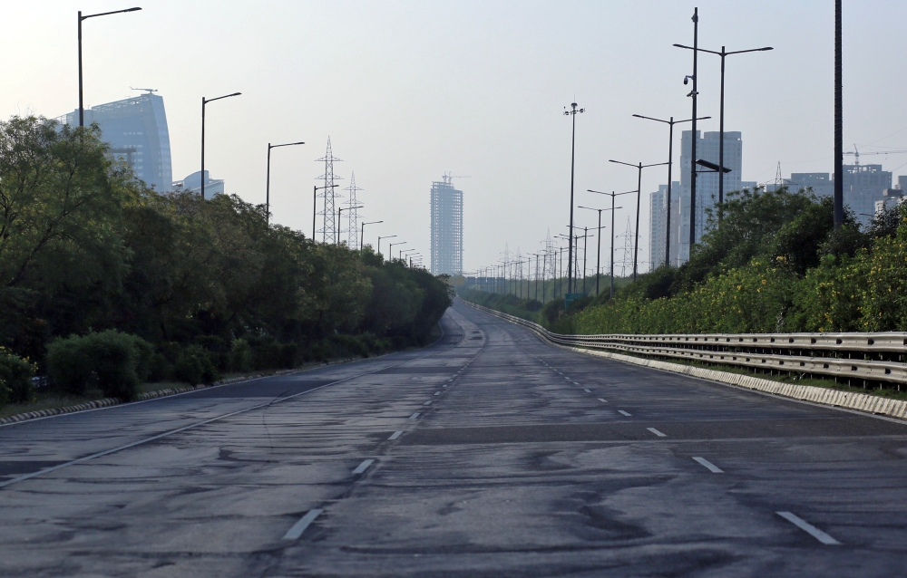 A deserted view of Yamuna Expressway that connects Delhi with Agra during a 21-day nationwide lockdown to slow the spreading of coronavirus disease (COVID-19) in Agra, India, April 7, 2020. REUTERS/Danish Siddiqui