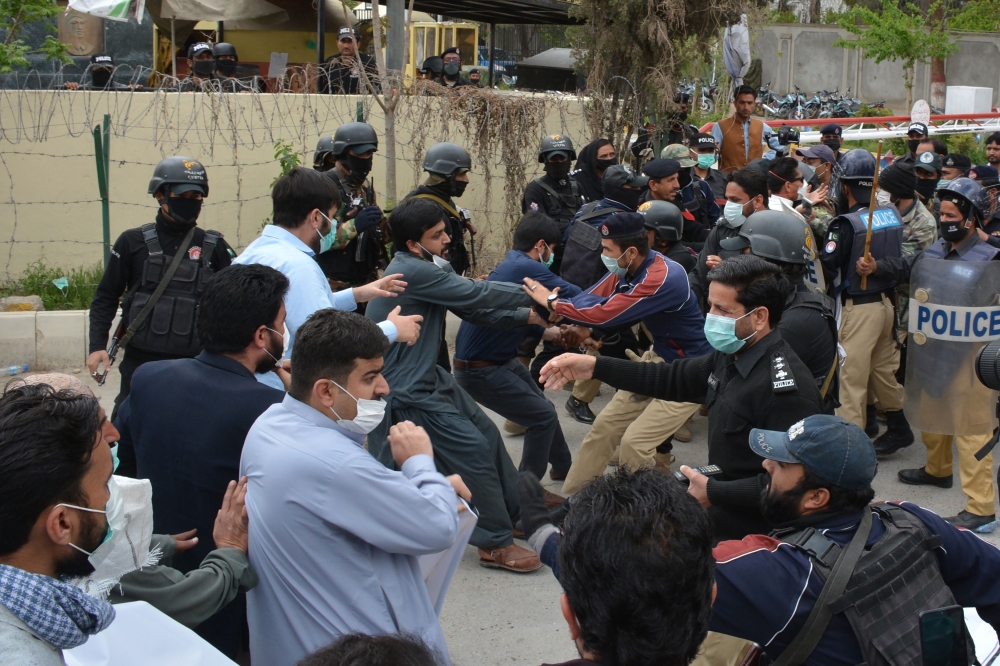 Doctors and paramedics scuffle with policemen in the course of a protest during a government-imposed nationwide lockdown as a preventive measure against the COVID-19 coronavirus, in Quetta on April 6, 2020. / AFP / Banaras KHAN