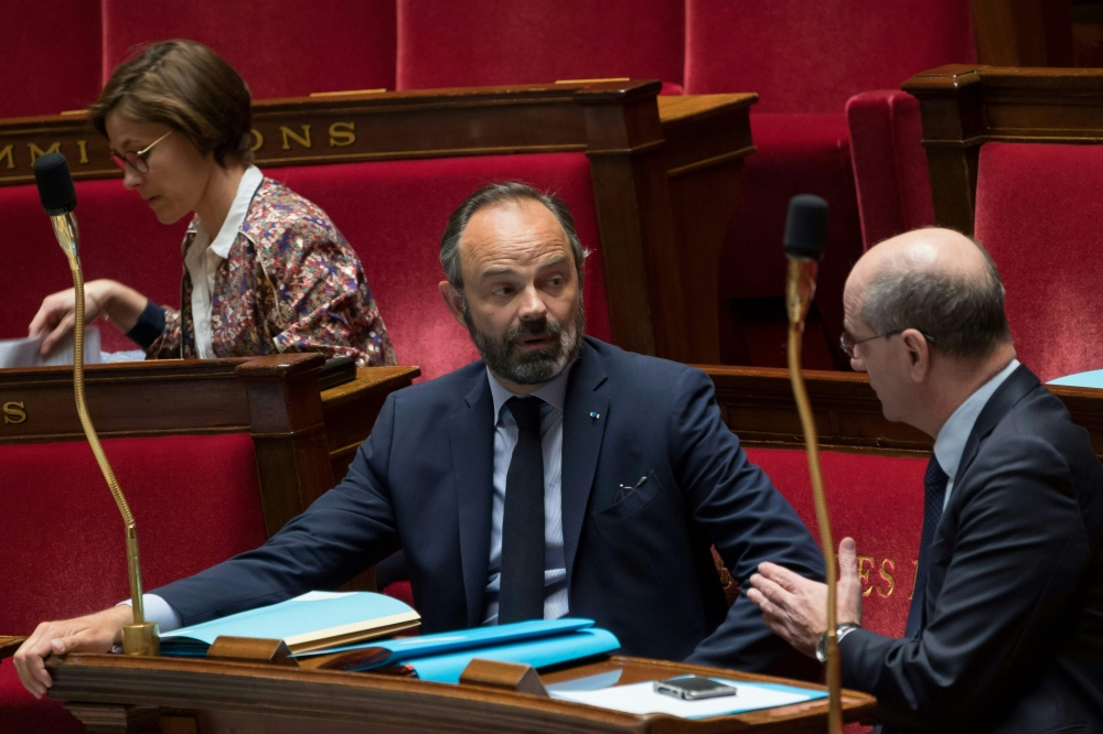 French Prime Minister Edouard Philippe speaks with French Education and Youth Affairs Minister Jean-Michel Blanquer during a session of questions to the government at the national Assembly in Paris, on April 21, 2020. / AFP / POOL / Jacques Witt