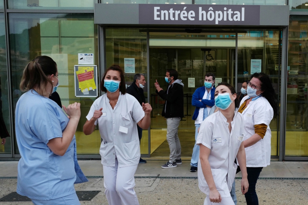 Medical Staff dance in front of the Pasteur university hospital (CHU) at 8 o'clock, as part of a daily tribute to health workers, in the French Riviera city of Nice, southern France, on April 27, 2020, on the 42nd day of a lockdown in France aimed at curb
