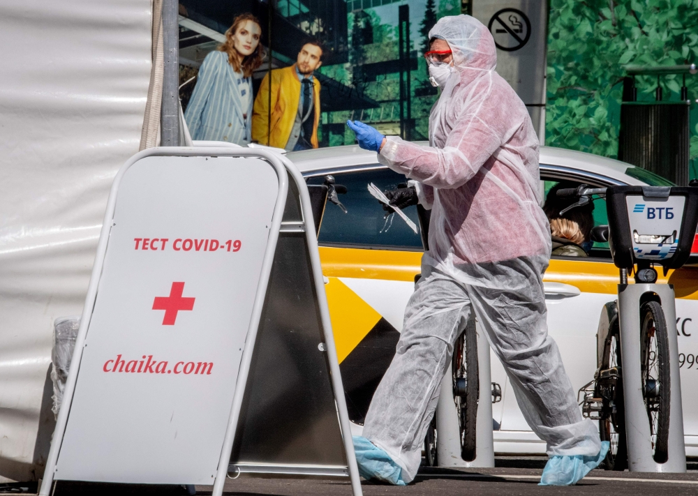 A medical staff walks near a testing point for the COVID-19 coronavirus in central Moscow on May 2, 2020. Russia on Saturday reported its largest increase in coronavirus cases with the new infections rising by nearly 10,000 in a single day. / AFP / Yuri K