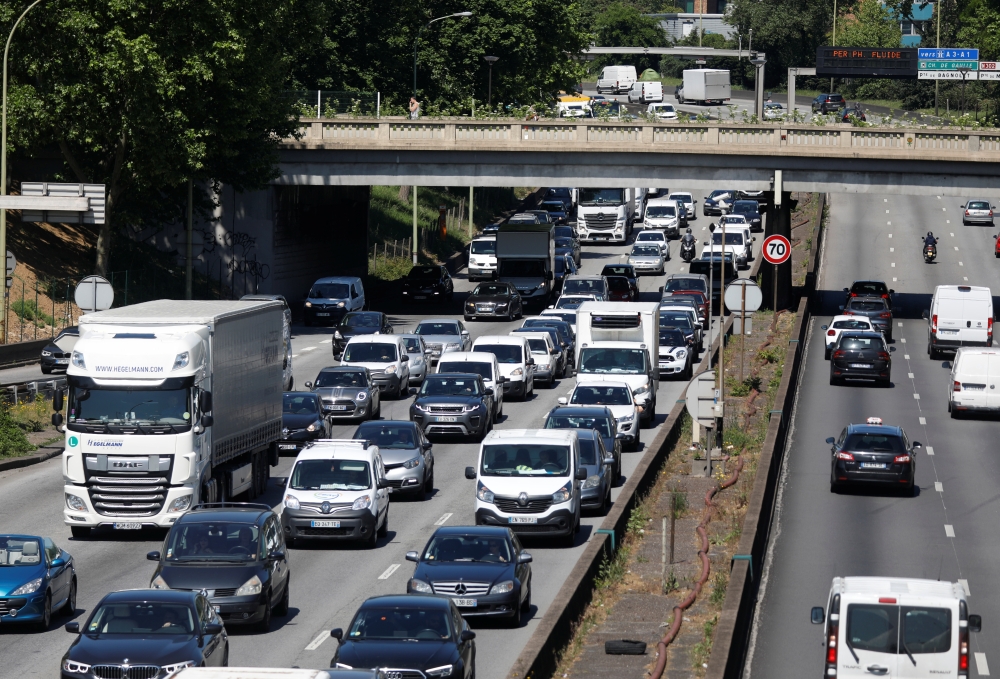 Heavy traffic fills the ring road in Paris during the outbreak of the coronavirus disease (COVID-19), France, May 6, 2020. REUTERS/Charles Platiau