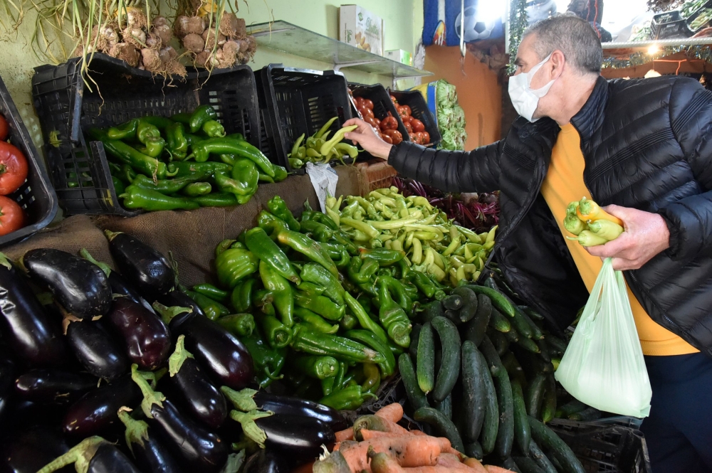 An Algerian man buys vegetables at a market on the outskirts of the capital Algiers, during the Muslim holy month of Ramadan, on April 25, 2020.  AFP / RYAD KRAMDI