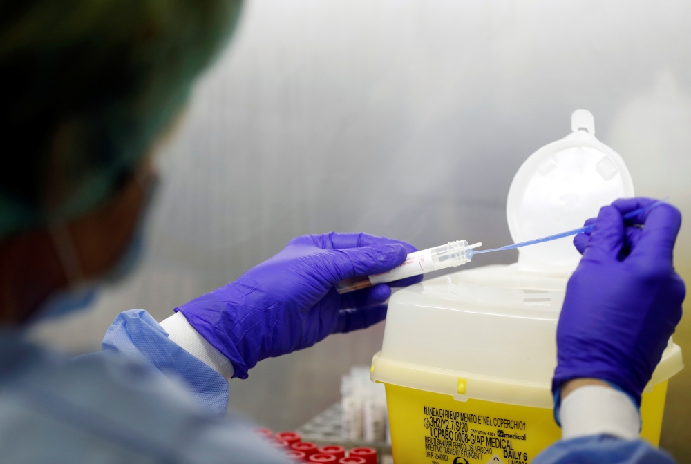 A medical worker analyses swabs in a laboratory of the San Filippo Neri hospital, to check for the coronavirus disease (COVID-19), in Rome, Italy, May 7, 2020. REUTERS/Yara Nardi
