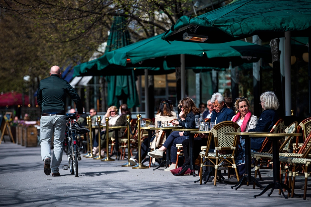 People sit in a restaurant in Stockholm on May 8, 2020, amid the coronavirus COVID-19 pandemic. / AFP / Jonathan NACKSTRAND
