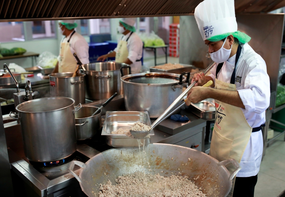 Volunteers cook free lunch for low-income communities during the coronavirus disease (COVID-19) outbreak in Bangkok, Thailand May 13, 2020. REUTERS/Soe Zeya Tun