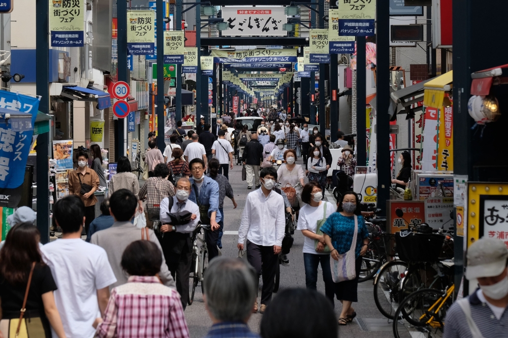People walk through a shopping area in Tokyo on May 12, 2020. / AFP / Kazuhiro NOGI
