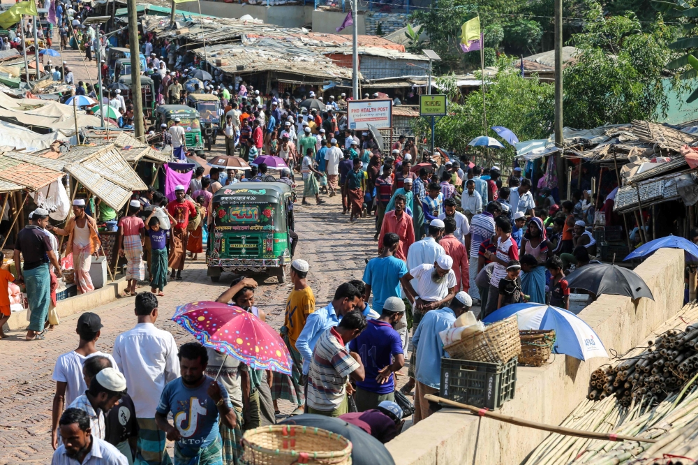Rohingya refugees gather at a market as first cases of COVID-19 coronavirus have emerged in the area, in Kutupalong refugee camp in Ukhia on May 15, 2020.   AFP / Suzauddin RUBEL
