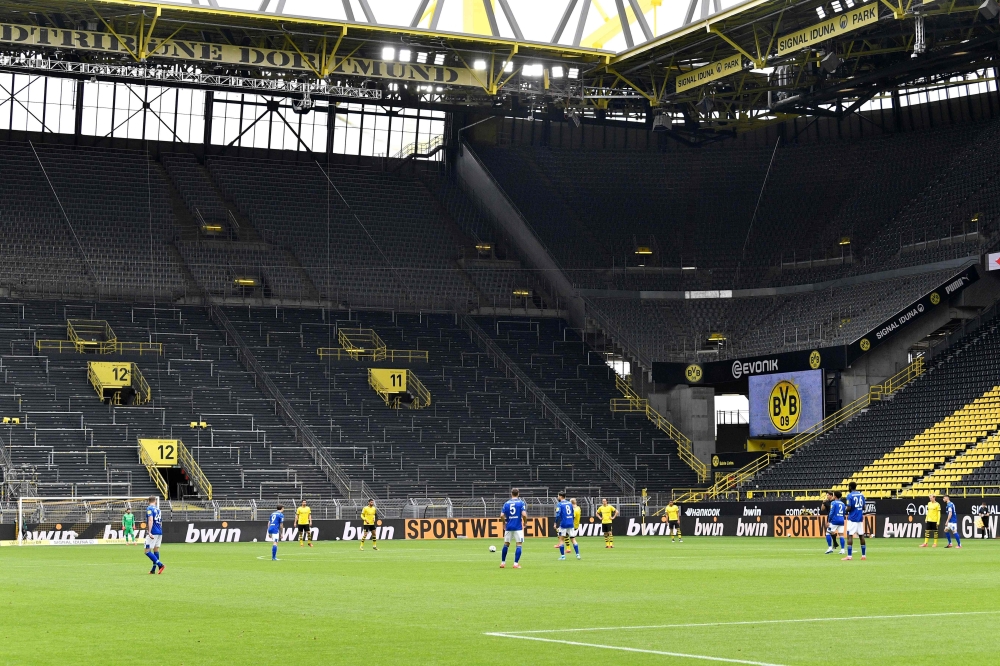 Schalke and Dortmund players play in an empty stadium during the German first division Bundesliga football match BVB Borussia Dortmund v Schalke 04 on May 16, 2020 in Dortmund, western Germany as the season resumed. AFP / POOL / Martin Meissner 