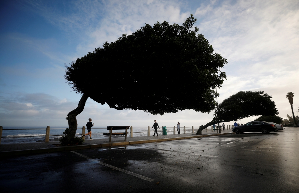 Joggers and walkers make the most of allocated exercise time during the nationwide coronavirus disease (COVID-19) lockdown in Cape Town, South Africa May 15, 2020 REUTERS/Mike Hutchings TPX IMAGES OF THE DAY

