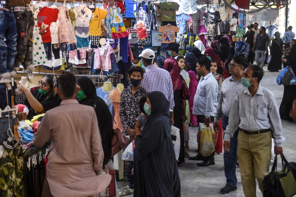 People shop at a market ahead of the Muslim Eid al-Fitr festival in Karachi on May 20, 2020. AFP / Asif HASSAN /