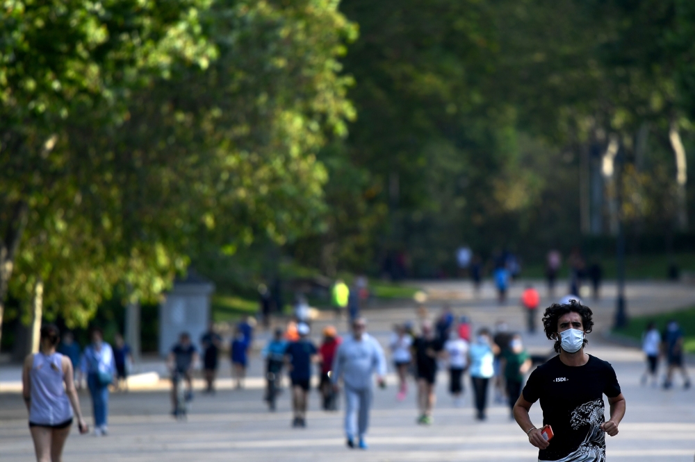 People exercise at the Retiro Park in Madrid on May 25, 2020 as the gates of the capital's parks reopen as coronavirus lockdown measures will finally be eased for people in Madrid and Barcelona. AFP / Gabriel Bouys 