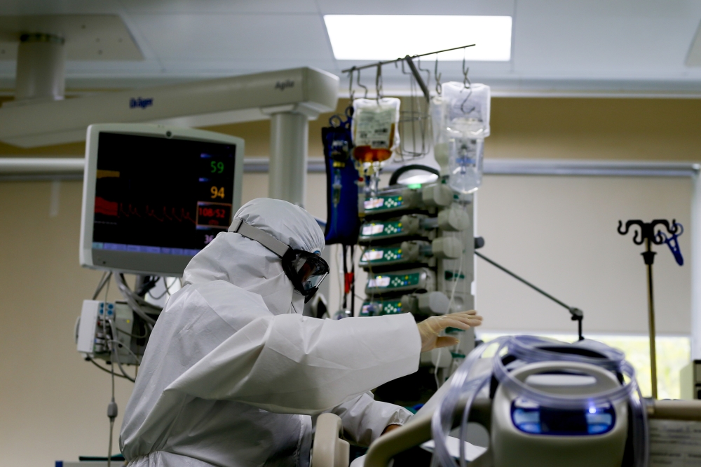 MOSCOW, RUSSIA - MAY 22: Healthcare workers wearing protective suit are seen on their duty in the intensive unit at a state hospital in Moscow, Russia on May 22, 2020. Russia remains second-worst-hit country globally, with 326,448 coronavirus cases. ( Sef
