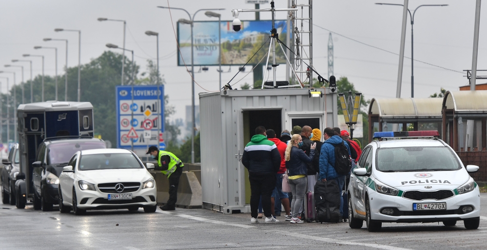 Slovak people returning to Slovakia queue to register by Slovak police at the Bratislava-Berg border crossing between Austria and Slovakia amidst the new coronavirus COVID-19 pandemic on May 23, 2020,  AFP / JOE KLAMAR
