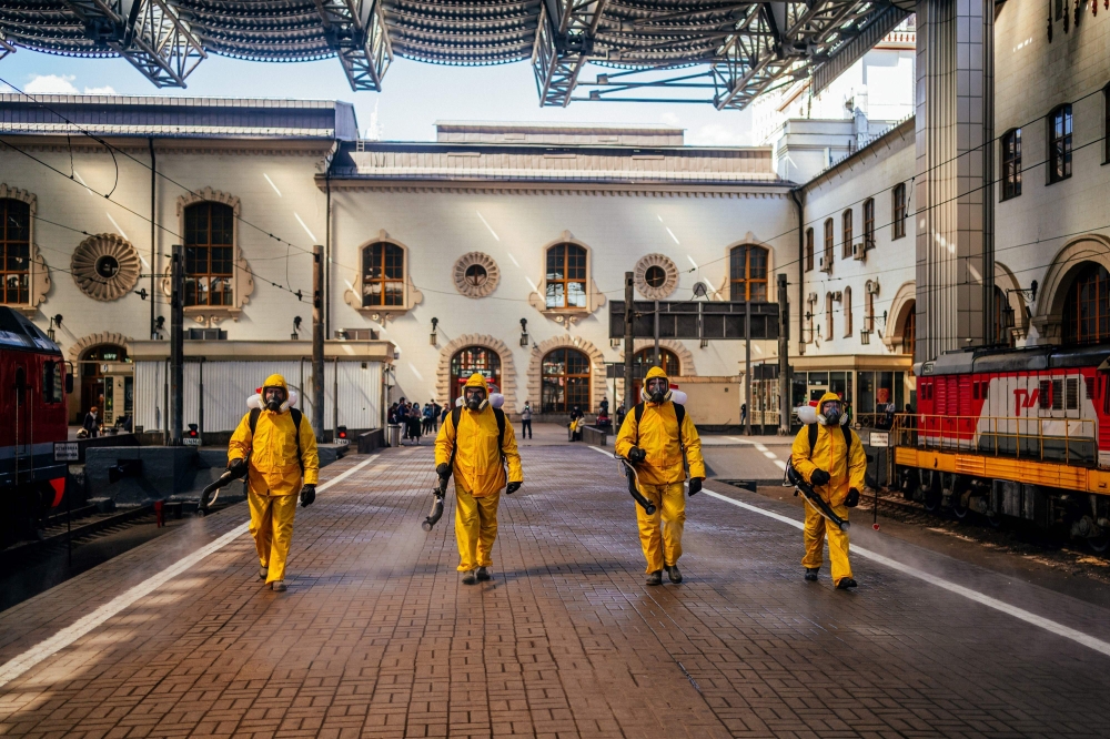 Servicemen of Russia's Emergencies Ministry wearing protective gears disinfect Moscow's Kazansky railway station on May 28, 2020, as the country adopts measures to curb the spread of the COVID-19 (the novel cornovairus). / AFP / Dimitar DILKOFF
