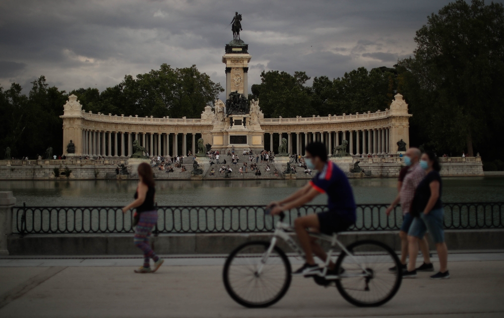 MADRID, SPAIN - MAY 25: Citizens take walk at the Retiro Park after the side-walk restaurants, cafes and bars were allowed to open after 9 weeks of severe lockdown on May 25, 2020 in Madrid, Spain.( Burak Akbulut - Anadolu Agency )
