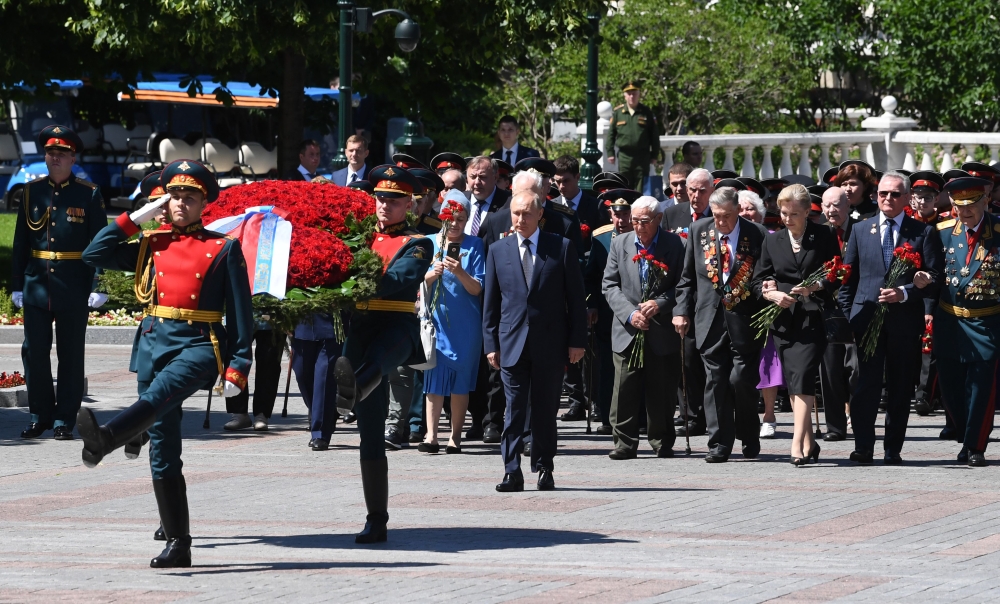 Russian President Vladimir Putin (C) takes part in a wreath-laying ceremony at the Tomb of the Unknown Soldier by the Kremlin wall on the Day of Remembrance and Sorrow on the 79th anniversary of the Nazi invasion of the Soviet Union, in downtown Moscow on