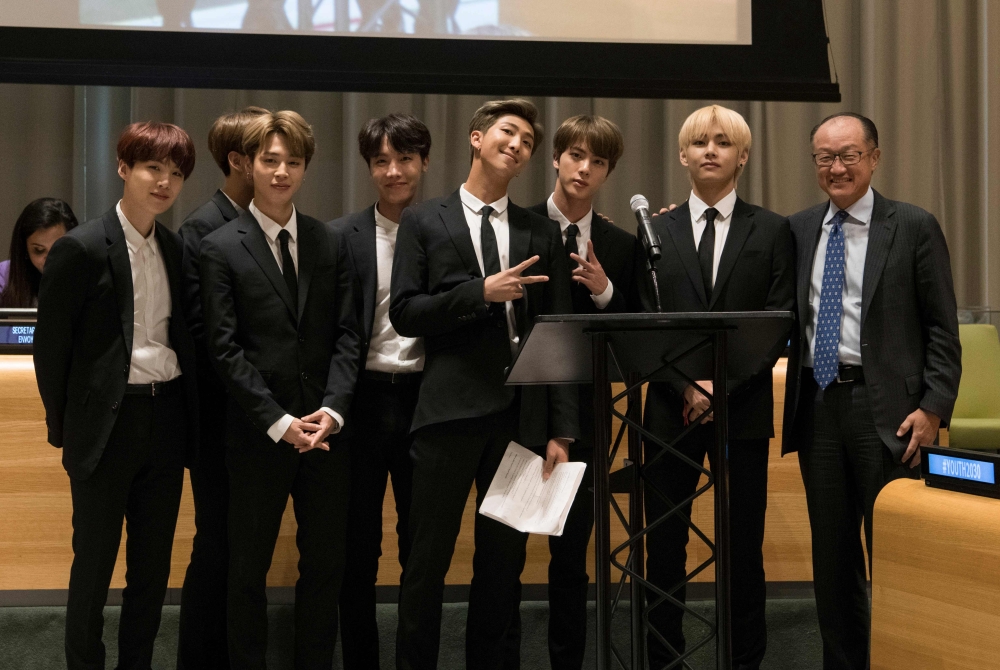  In this file released by the United Nations, K-Pop band BTS poses for a photo with World Bank President Jim Yong Kim (R) during a meeting focused on youth issues at the United Nations in New York on September 24, 2018. AFP PHOTO / UN/ Mark GARTEN