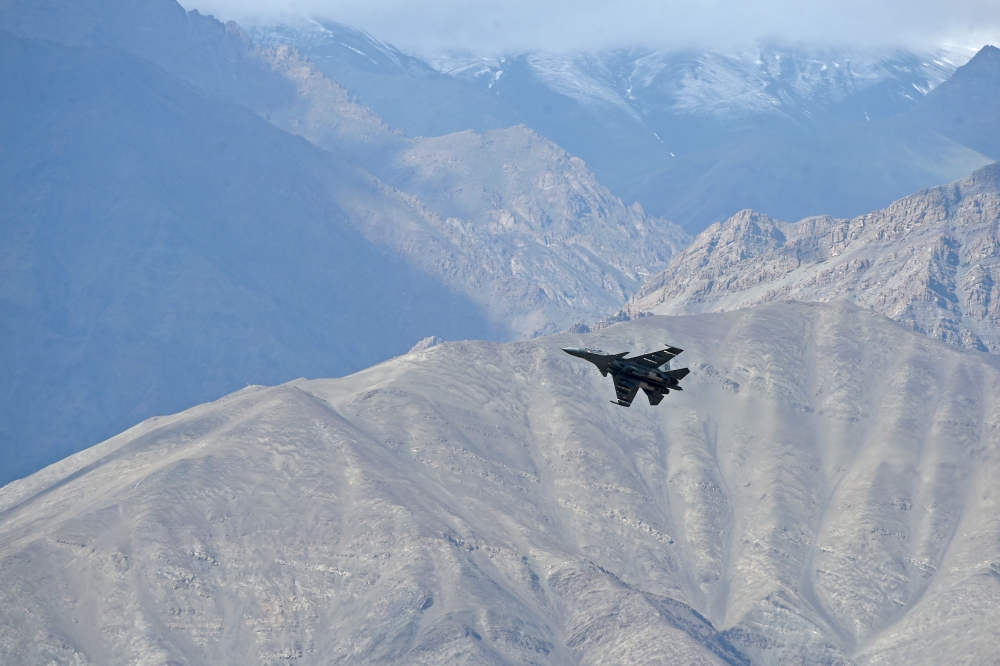 An Indian fighter jet flies over Leh, the joint capital of the union territory of Ladakh, on June 25, 2020.   AFP / Tauseef MUSTAFA
