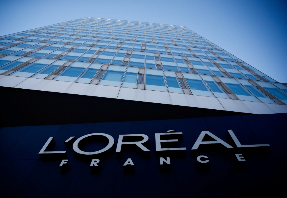FILE PHOTO: The logo of French cosmetics group L'Oreal in Levallois-Perret, France, February 7, 2020. REUTERS/Gonzalo Fuentes/File Photo

