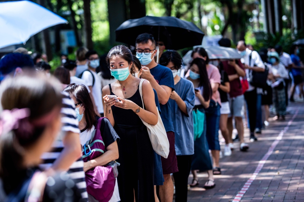 Hundreds of thousands of Hong Kong citizens wait to vote during primary elections in Hong Kong on July 12, 2020. AFP / ISAAC LAWRENCE