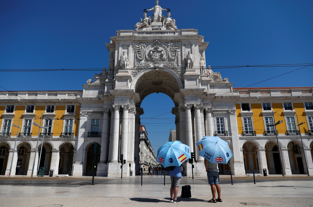 Tourist guides wait for customers at Comercio square, amid the coronavirus disease (COVID-19) outbreak, in Lisbon, Portugal, July 13, 2020. REUTERS/Rafael Marchante
