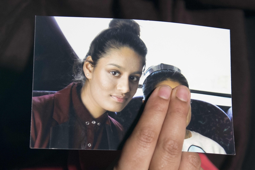 (FILES) In this file photo taken on February 22, 2015 Renu, eldest sister of missing British girl Shamima Begum, holds a picture of her sister while being interviewed by the media in central London, on February 22, 2015. AFP / POOL / LAURA LEAN