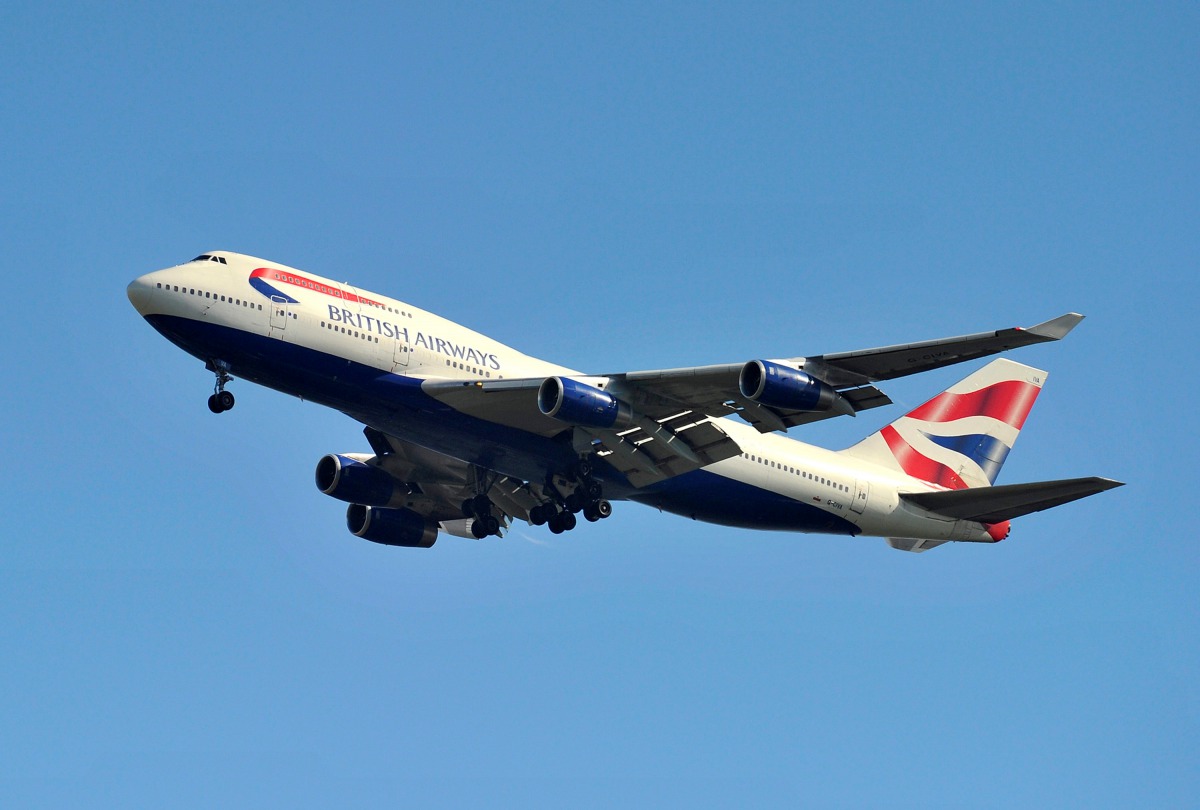 FILE PHOTO: A British Airways Boeing 747-400 flies into Heathrow Airport in west London May 12, 2011. British Airways cabin crew will meet on Thursday to consider an offer to end an 18-month dispute which has cost the airline more than 150 million pounds 
