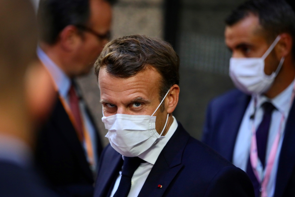 French President Emmanuel Macron, center, leaves the European Council building in the early morning during an EU summit in Brussels, on July 20, 2020. AFP / POOL / Olivier Matthys