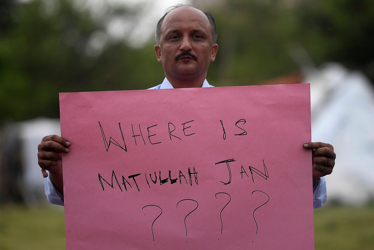 A journalist holds a placard during a protest against the seized of a Pakistani journalist Matiullah Jan in Islamabad on July 21, 2020. / AFP / Aamir QURESHI
