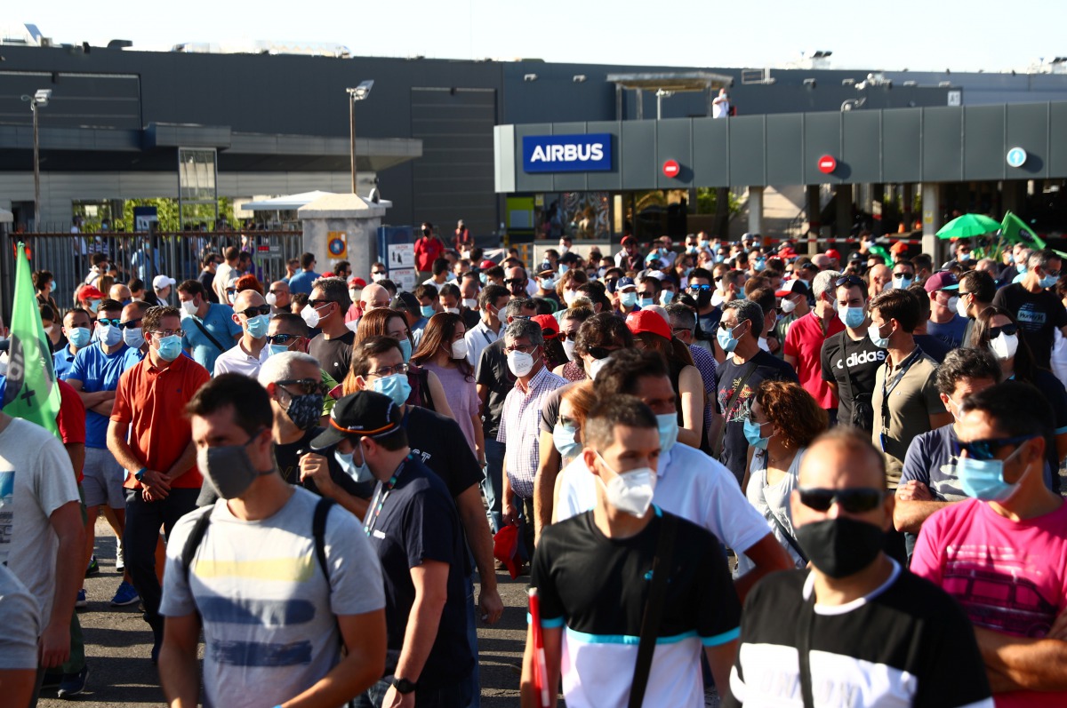 Airbus employees gather ahead of a protest against expected job cuts of about 900 workers outside Airbus' factory in Getafe, Spain, July 23, 2020. REUTERS/Sergio Perez
