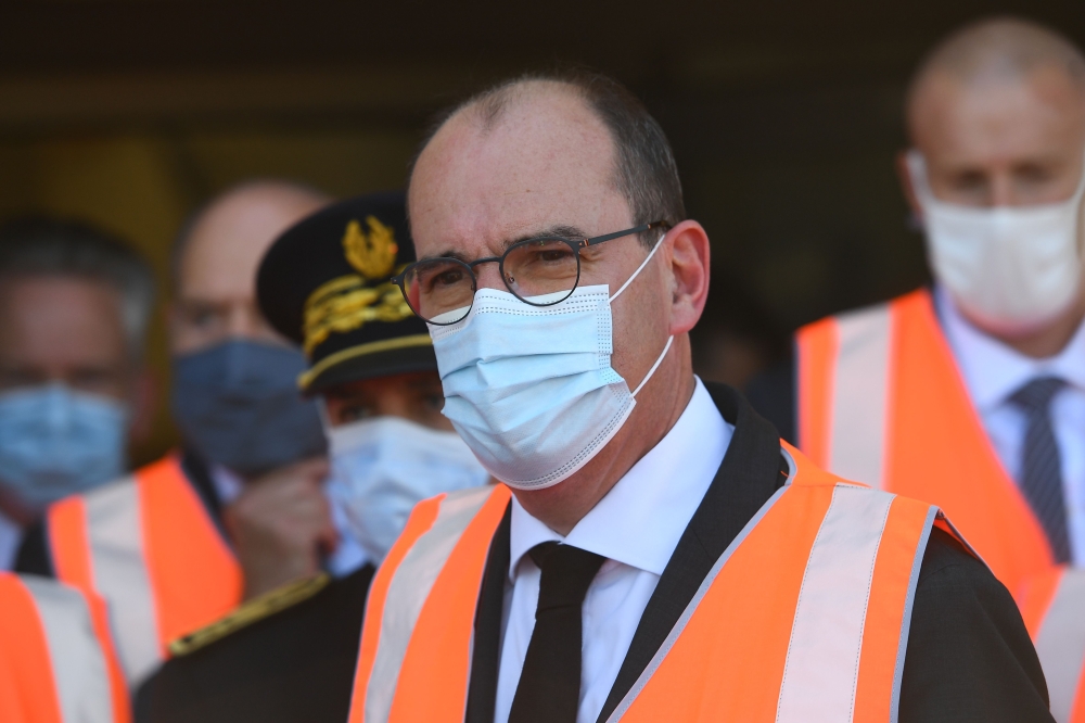French Prime Minister Jean Castex (C), wearing a protective face mask, visits the combined transport site in Bonneuil-sur-Marne, southeastern suburbs of Paris on July 27, 2020. / AFP / CHRISTOPHE ARCHAMBAULT