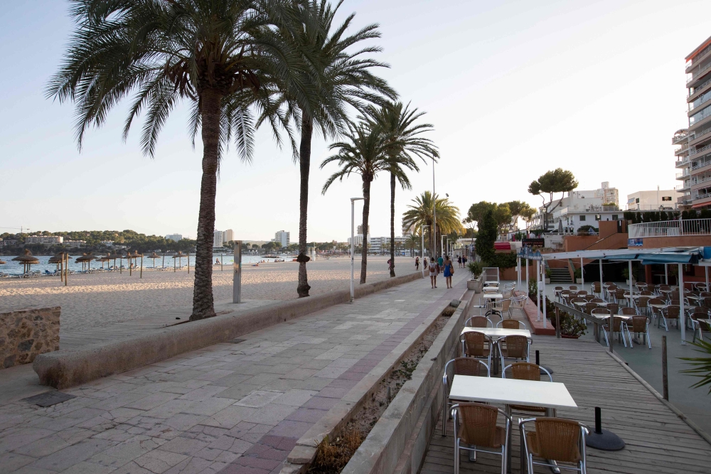 A restaurant remains closed at Magaluf Beach on the Island of Mallorca on July 27, 2020. AFP / JAIME REINA