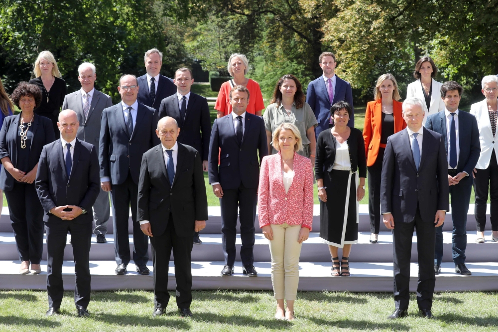 French President Emmanuel Macron (C) poses with members of the cabinet, on July 29, 2020 at the Elysee palace in Paris, prior to the weekly cabinet meeting. / AFP / Ludovic Marin