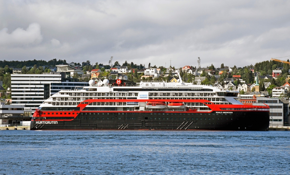 The expedition cruise ship MS Roald Amundsen is moored at a quay in Tromso, northern Norway, on August 1, 2020. / Norway OUT / AFP / NTB Scanpix / Rune Stoltz Bertinussen
