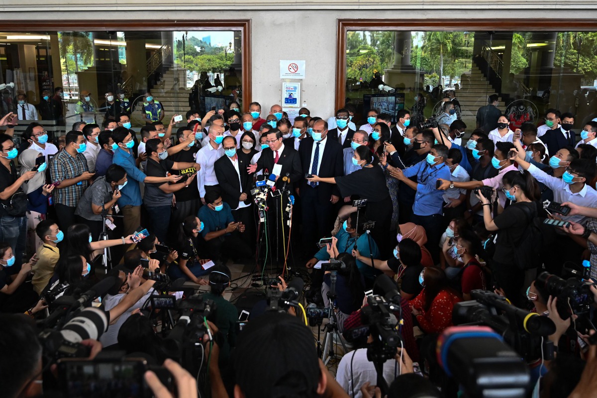 Malaysia's former finance minister Lim Guan Eng (C) speaks to members of the media after posting bail outside the Duta Court complex in Kuala Lumpur on August 7, 2020, after being charged with corruption.  AFP / Mohd RASFAN
