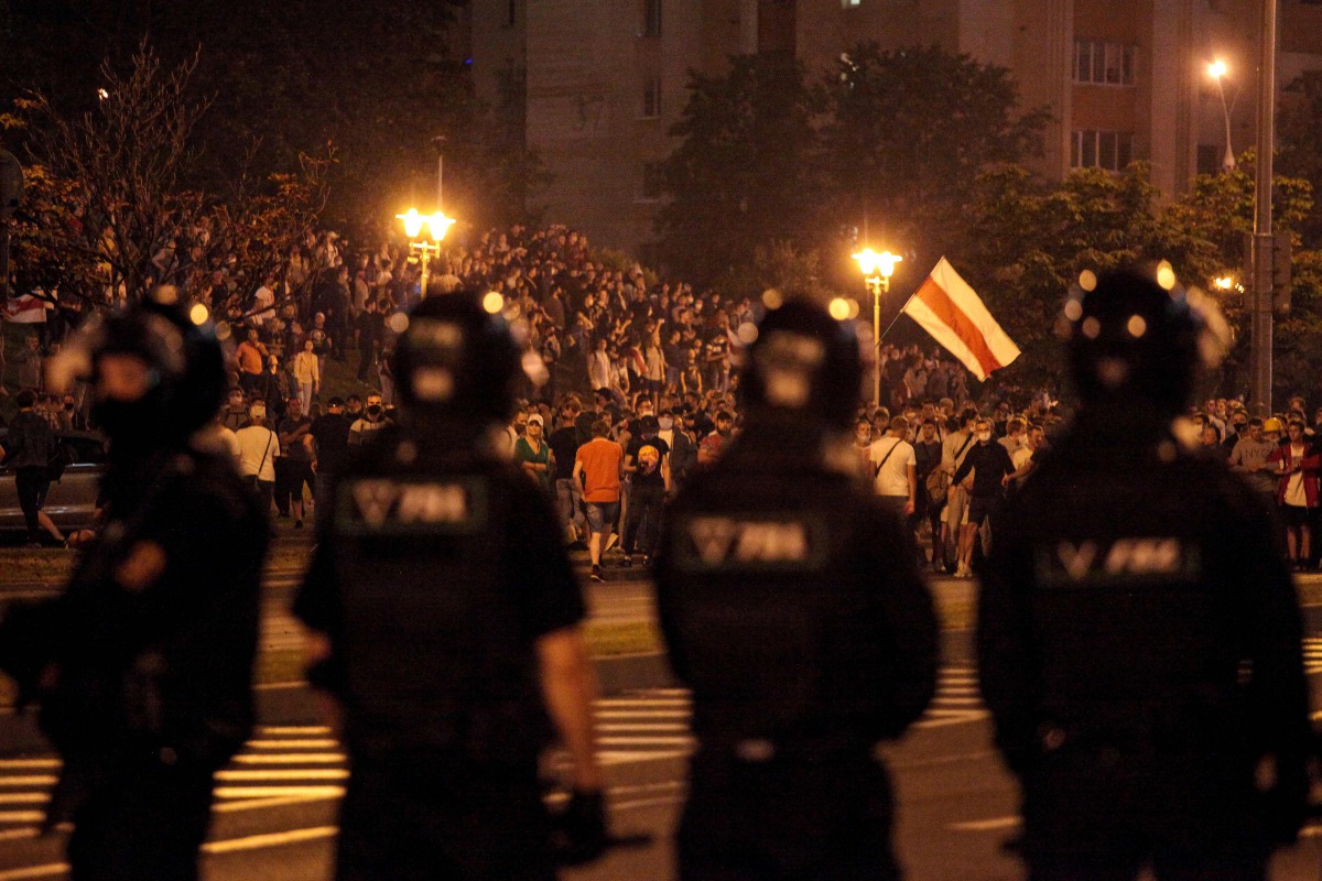 Opposition supporters protest after polls closed in Belarus' presidential election, in Minsk on August 9, 2020. / AFP / Siarhei LESKIEC